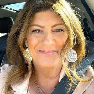 Meet your Posher, Dina